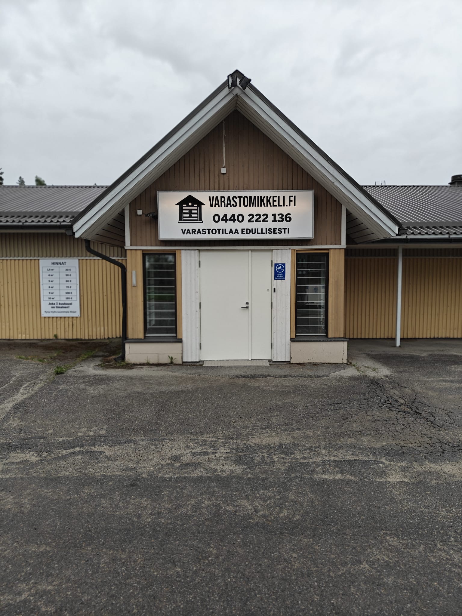 Moderni ja puhdas varastohalli kirkkaalla valaistuksella
